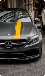 mercedes gris con franjas amarillas